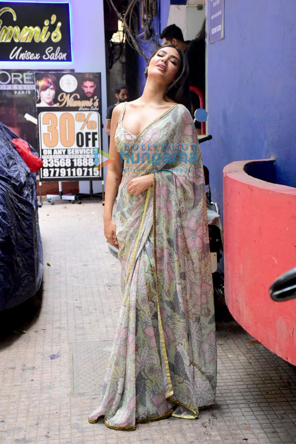 photos esha gupta spotted at bandra 5
