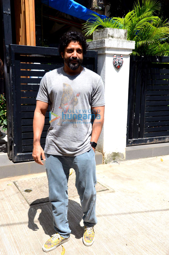 photos farhan akhtar and shibani dandekar with sister anusha dandekar snapped in bandra 1