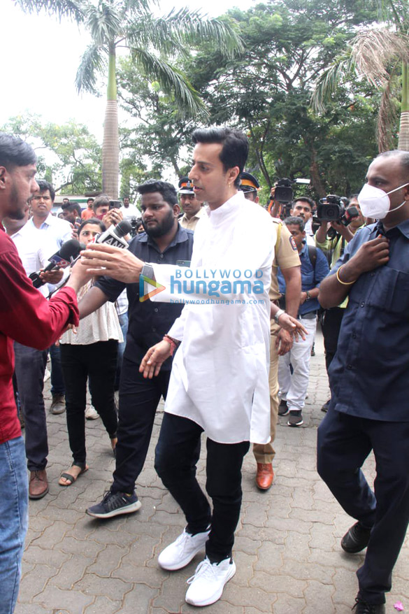 photos hariharan raghav sachar and others visit late singer k ks residence1
