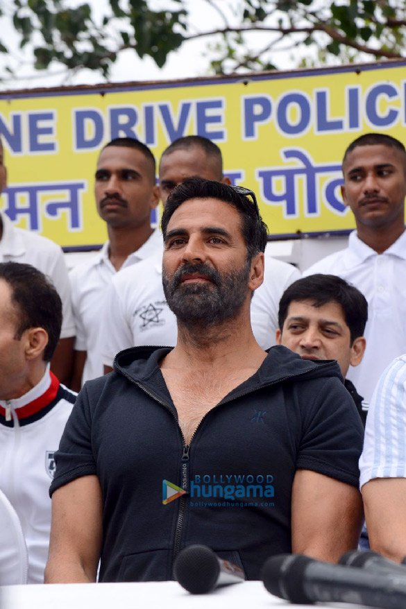 photos hon home minister and akshay kumar attend an event at marine drive 8