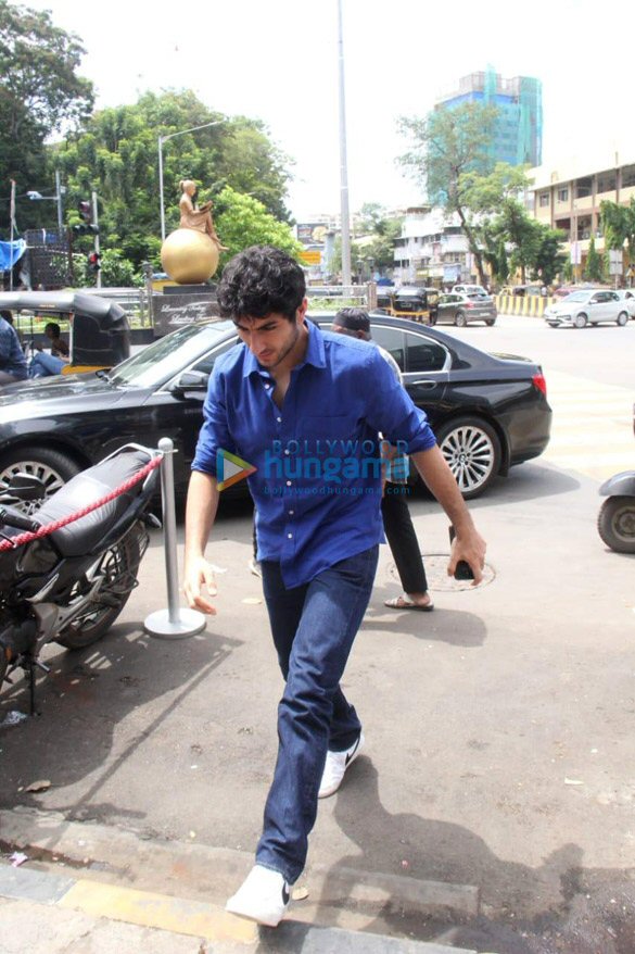 Photos: Ibrahim Ali Khan snapped at Bastian in Bandra Photos: Ibrahim Ali Khan snapped at Bastian in Bandra