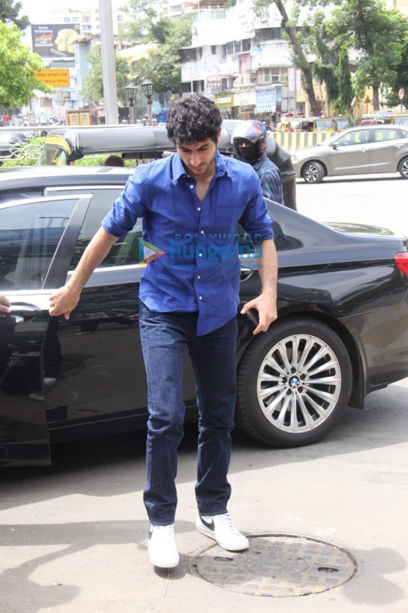 photos ibrahim ali khan snapped at bastian in bandra 2