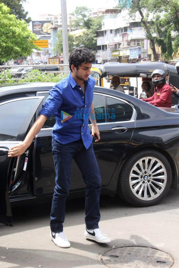 photos ibrahim ali khan snapped at bastian in bandra 4