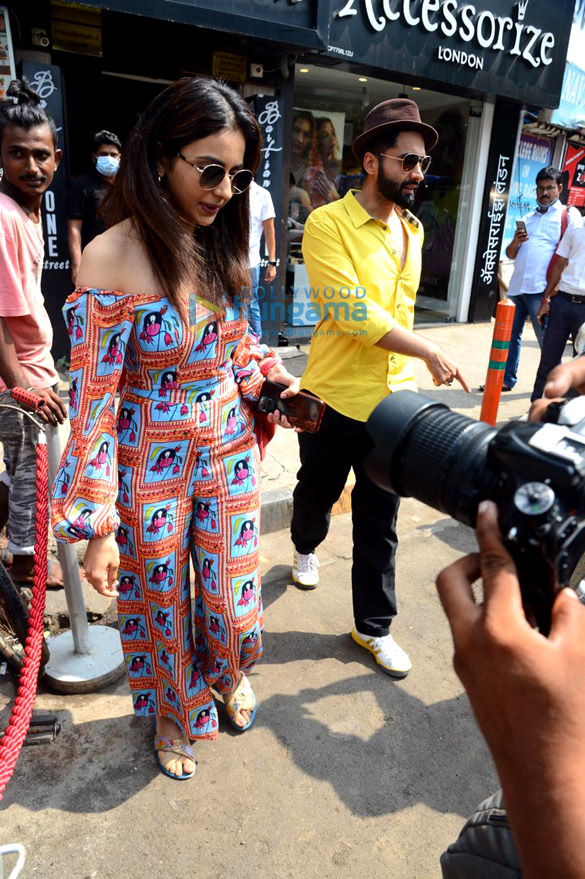 photos jackky bhagnani and rakul preet singh snapped at bastian in bandra 3