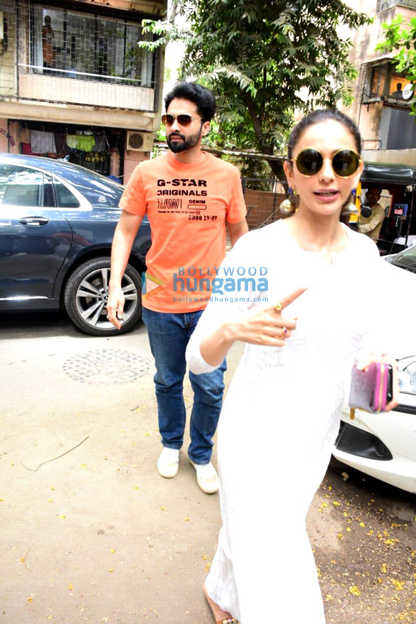 Photos: Jackky Bhagnani and Rakul Preet Singh spotted in Bandra Photos: Jackky Bhagnani and Rakul Preet Singh spotted in Bandra