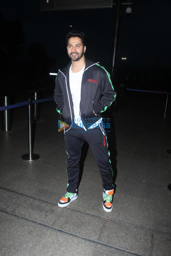 photos janhvi kapoor and varun dhawan snapped at the airport 1