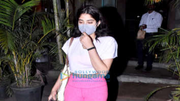 Photos: Janhvi Kapoor snapped with her friend at Pali Bhavan in Bandra