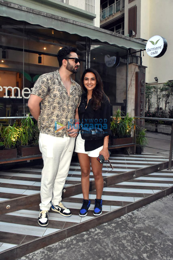 Photos: Jasmin Bhasin and Aly Goni snapped at Farmer’s Cafe in Bandra Photos: Jasmin Bhasin and Aly Goni snapped at Farmer’s Cafe in Bandra