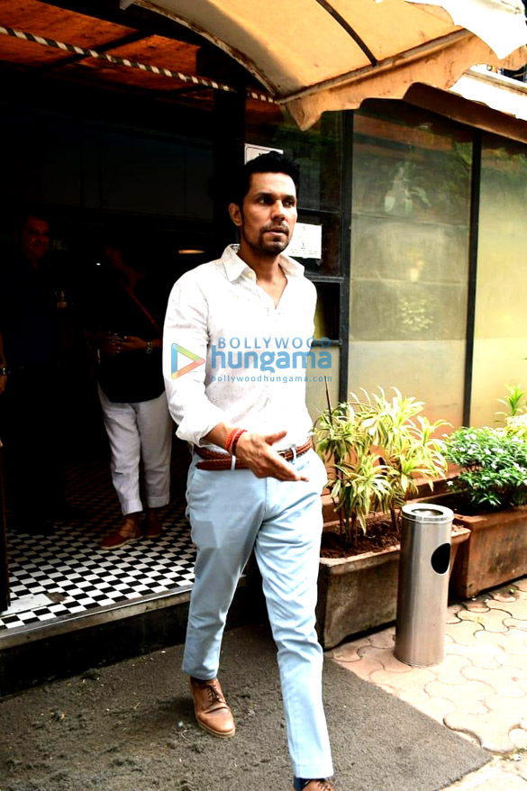 photos jasmin bhasin and randeep hooda snapped in andheri 4