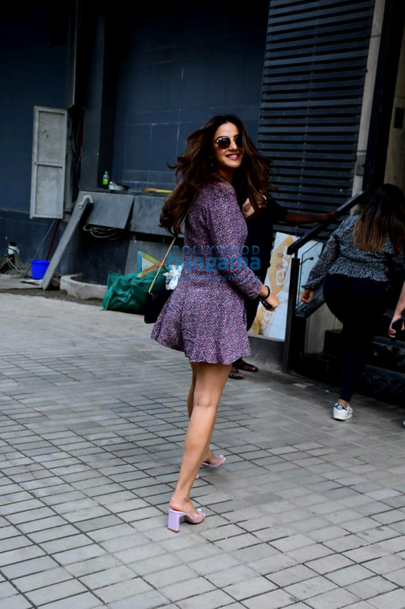 photos jasmin bhasin snapped in andheri 1 2
