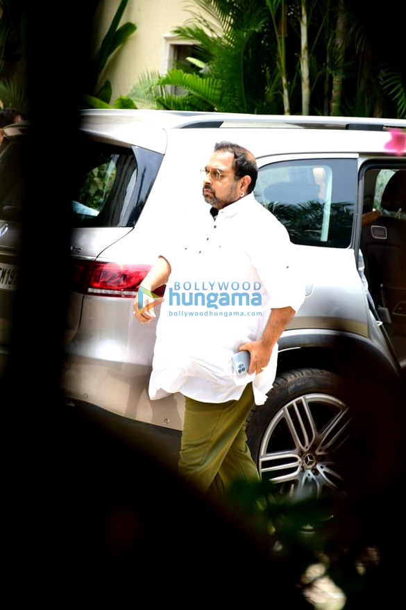 photos javed akhtar hariharan raghav sachar and others visit late singer k ks residence 2