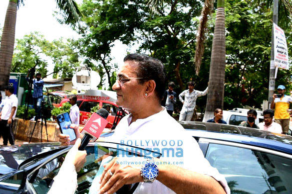 photos javed akhtar hariharan raghav sachar and others visit late singer k ks residence 4