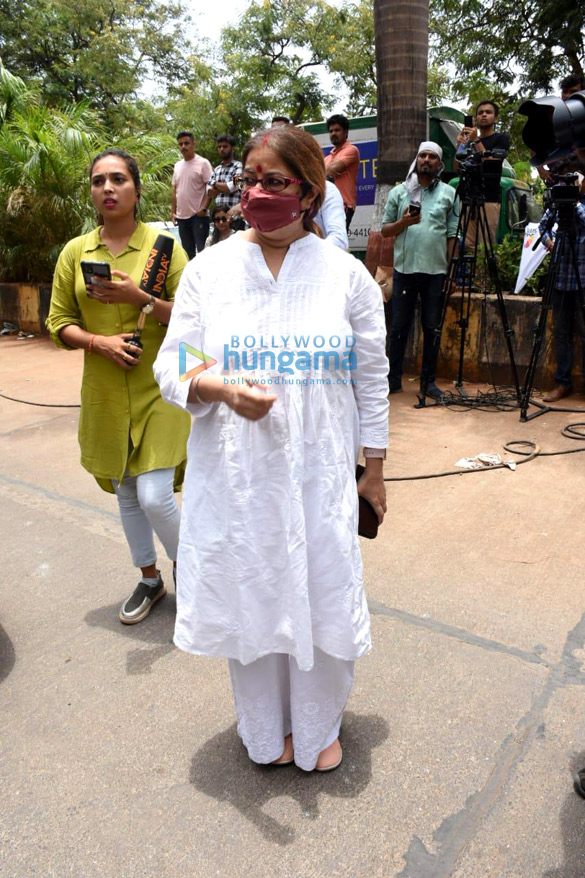 photos javed akhtar hariharan raghav sachar and others visit late singer k ks residence 6