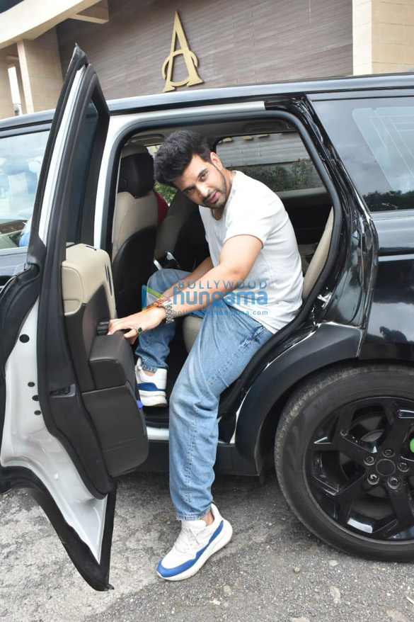 photos karan kundra snapped in bandra 3