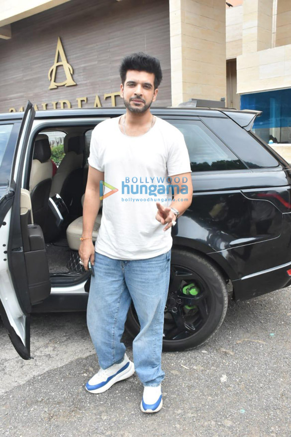 Photos: Karan Kundra snapped in Bandra Photos: Karan Kundra snapped in Bandra