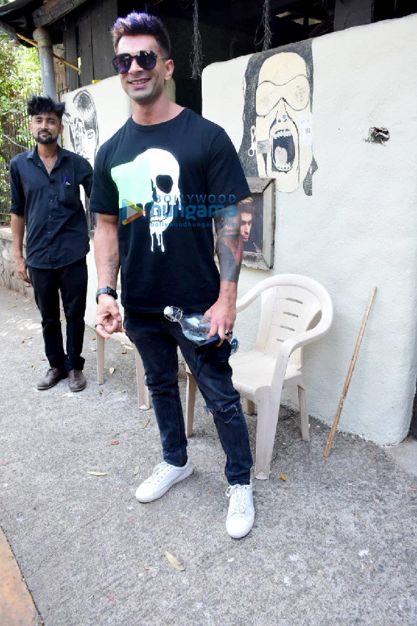 Photos: Karan Singh Grover spotted at salon in Bandra Photos: Karan Singh Grover spotted at salon in Bandra