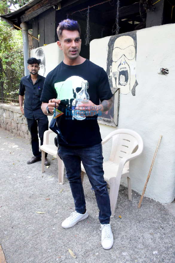 photos karan singh grover spotted at salon in bandra 3