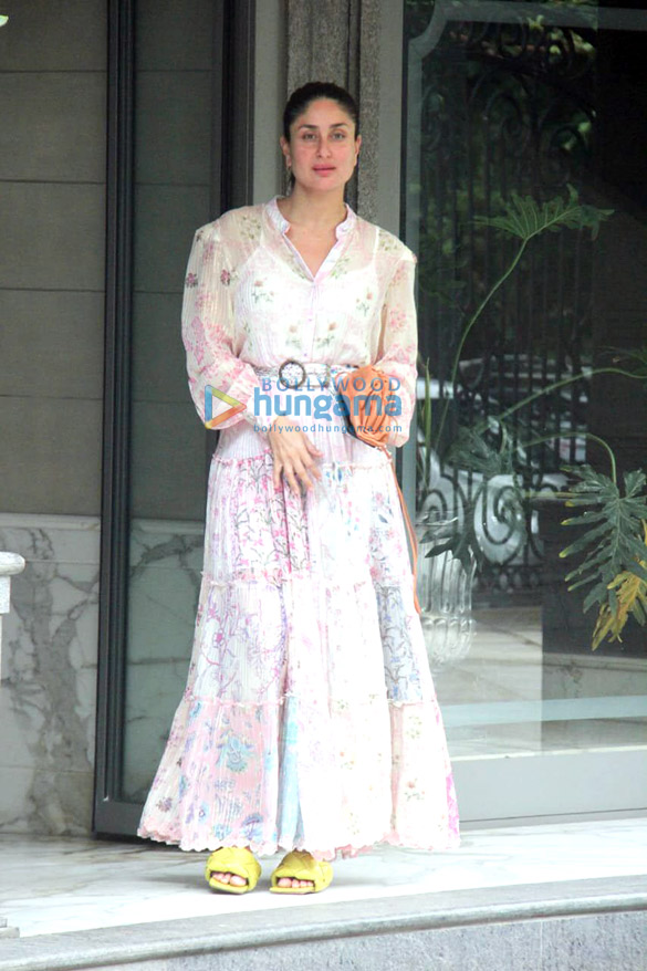 photos kareena kapoor khan snapped outside randhir kapoors house in bandra 4 2