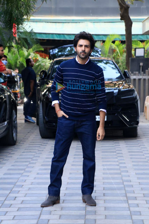 photos kartik aaryan and sidharth malhotra spotted in andheri 4