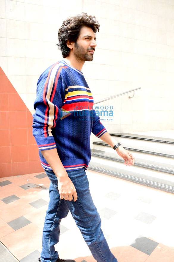 photos kartik aaryan snapped at anees bazmee office in andheri 6