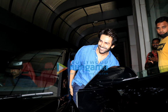photos kartik aaryan snapped at ashutosh gowarikers office in khar 1 2