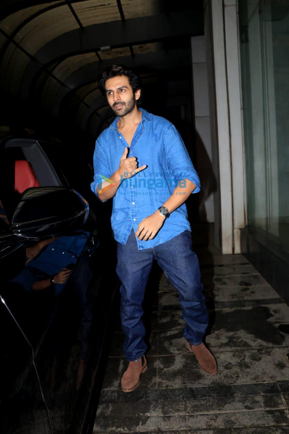 photos kartik aaryan snapped at ashutosh gowarikers office in khar 2 2