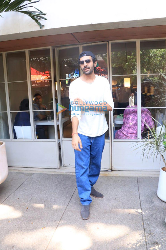 photos kartik aaryan snapped in bandra 1 4