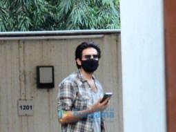 Photos: Kartik Aaryan snapped in Juhu