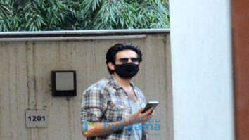 Photos: Kartik Aaryan snapped in Juhu