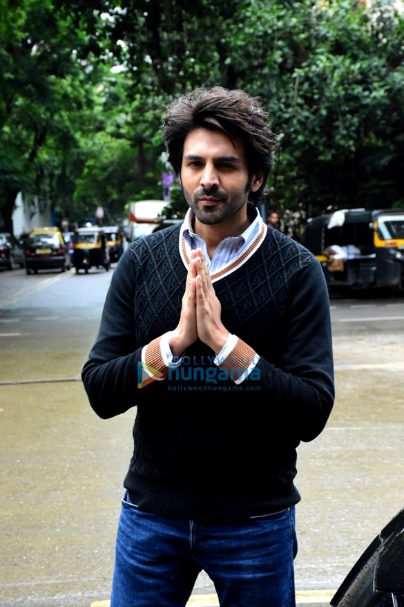 Photos: Kartik Aaryan spotted in Bandra Photos: Kartik Aaryan spotted in Bandra