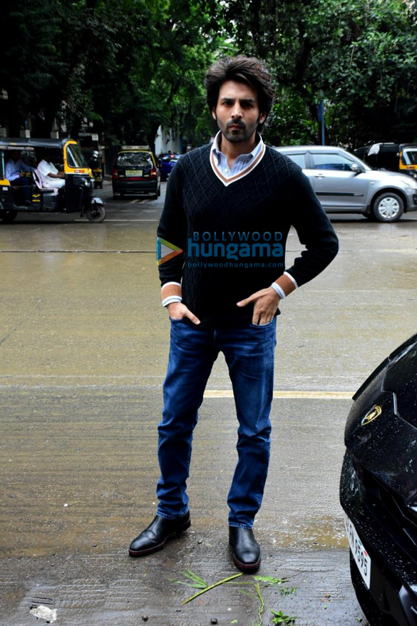 photos kartik aaryan spotted in bandra 4 3
