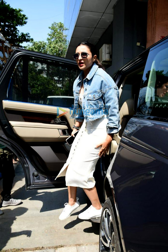 photos parineeti chopra snapped at the puja films in juhu 4