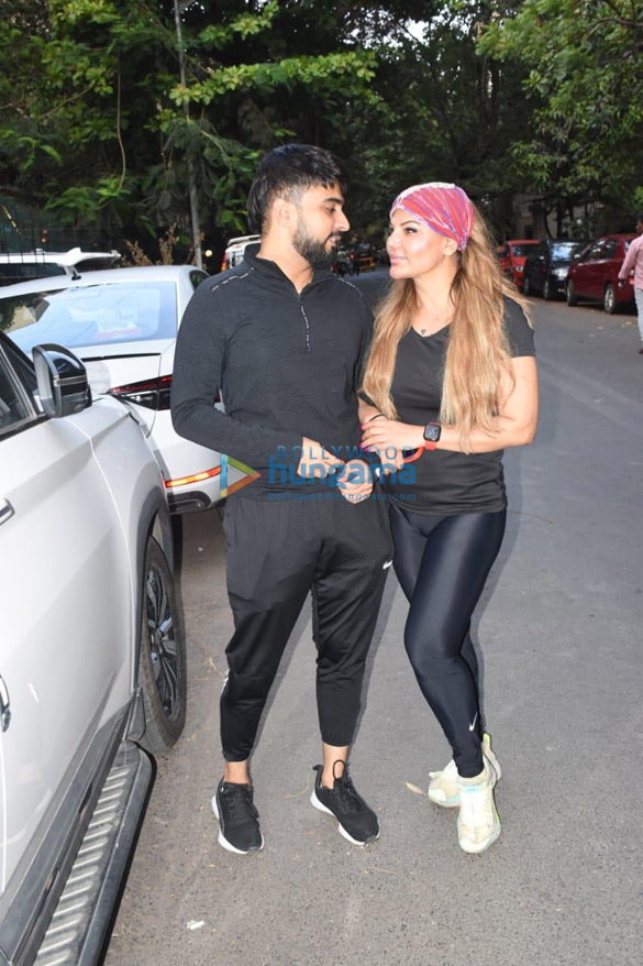 photos rakhi sawant snapped with adil in andheri 4