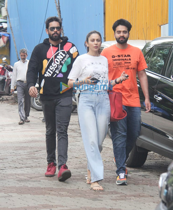 Photos: Rakul Preet Singh snapped with Jackky Bhagnani and her brother in Bandra