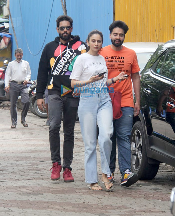 photos rakul preet singh snapped with jackky bhagnani and her brother in bandra 2