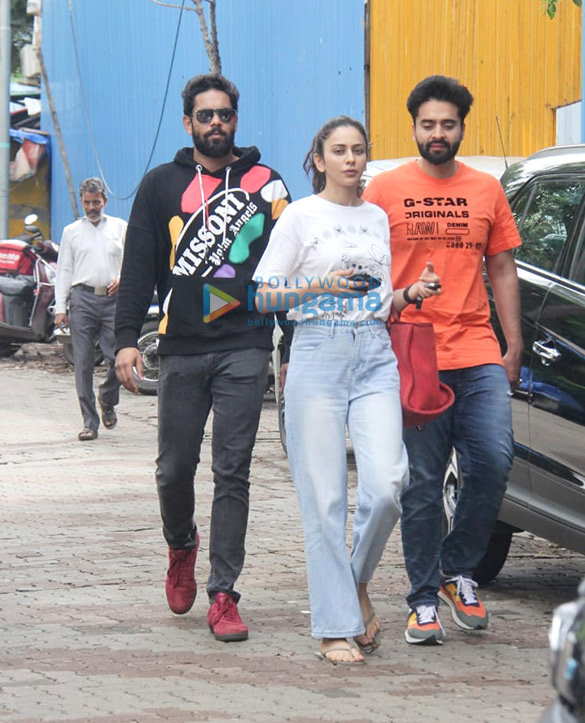 photos rakul preet singh snapped with jackky bhagnani and her brother in bandra 4