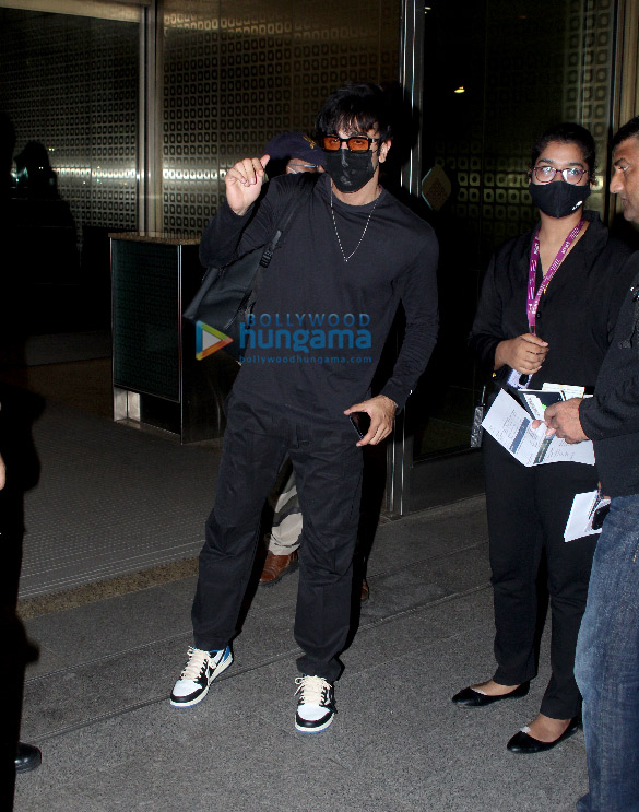 photos ranbir kapoor and vicky kushal snapped at the airport 1