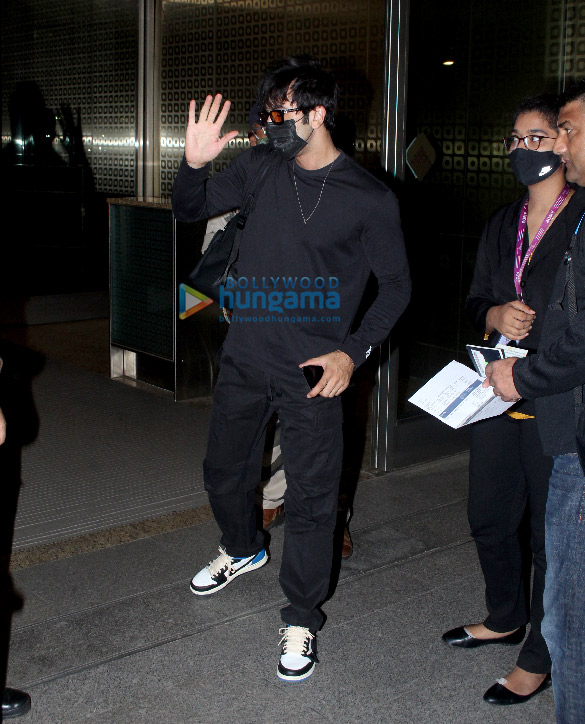 photos ranbir kapoor and vicky kushal snapped at the airport 3