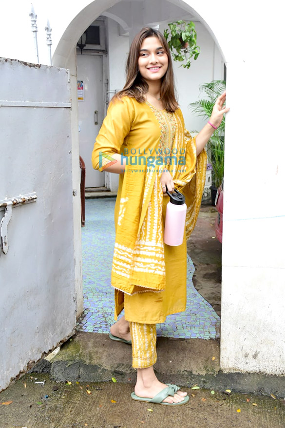 photos saiee manjrekar snapped at kathak lessons at nateshwar bhavan 2