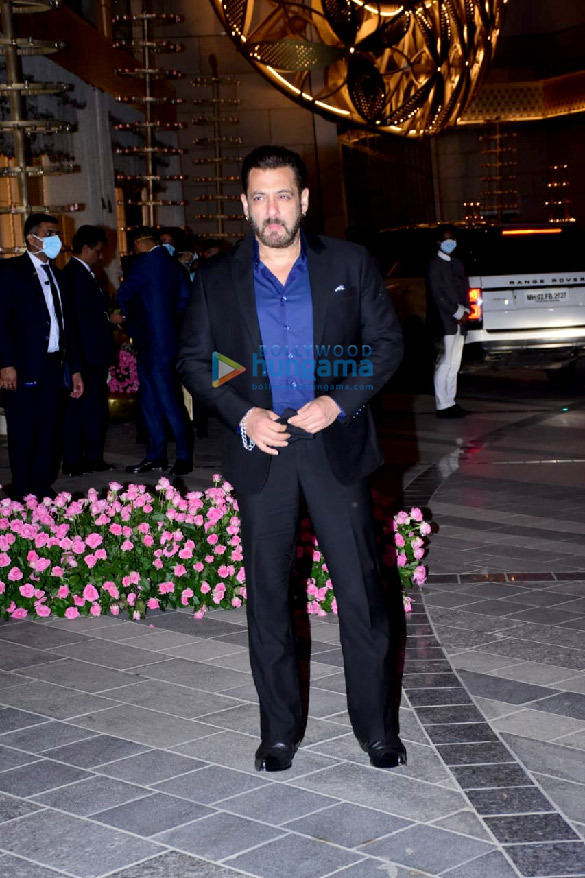Photos: Salman Khan, Aamir Khan, Ranveer Singh, Mukesh Ambani and others snapped at Jio World Centre Photos: Salman Khan, Aamir Khan, Ranveer Singh, Mukesh Ambani and others snapped at Jio World Centre