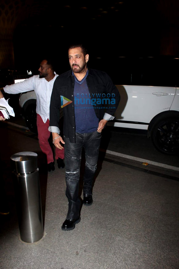 photos salman khan and nora fatehi snapped at the airport 3