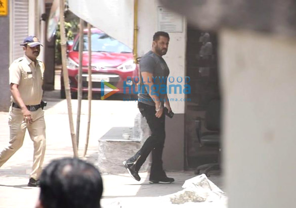 photos salman khan snapped outside his residence 2