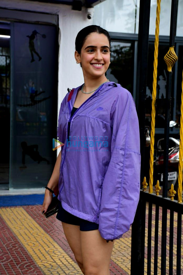 photos sanya malhotra snapped in juhu 2 4