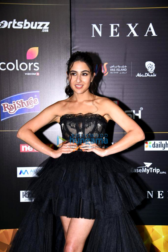 photos sara ali khan makes a glamorous entry at iifa rocks 4