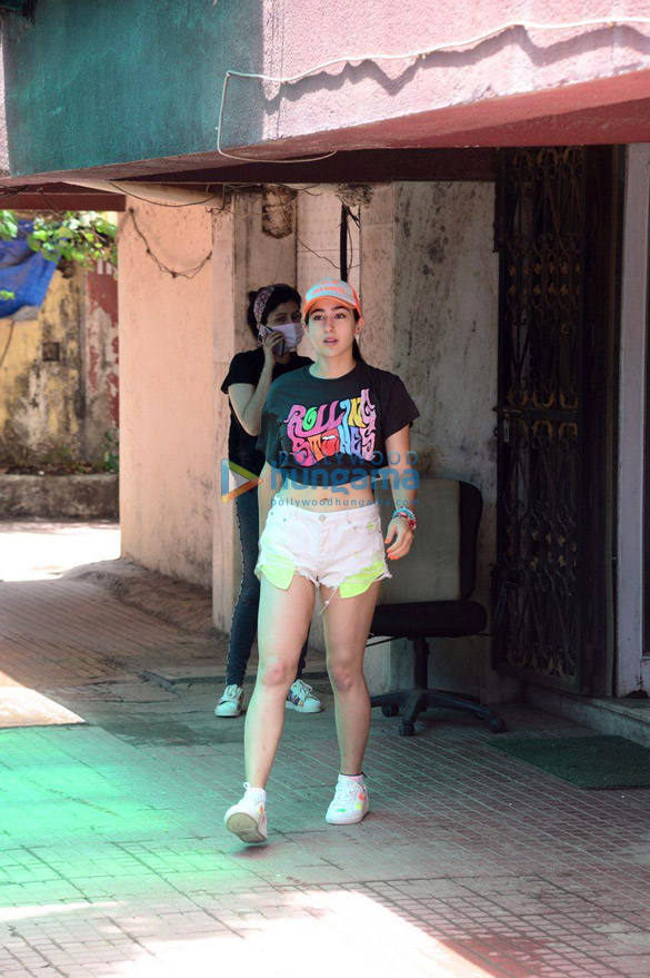 photos sara ali khan snapped in santacruz 2