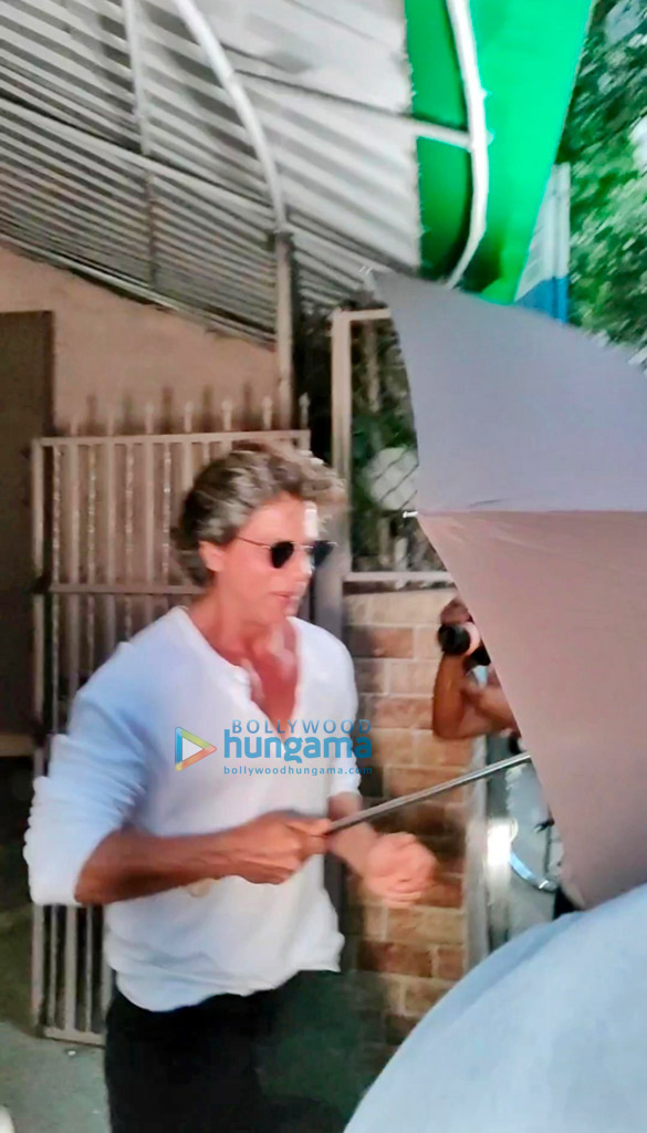 photos shah rukh khan spotted at a dubbing studio in bandra 2