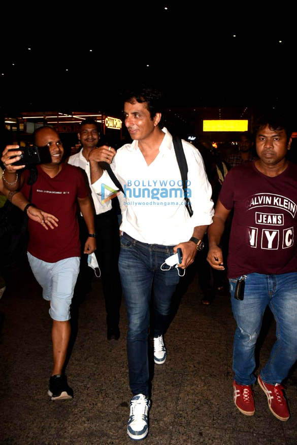 photos shriya saran giorgia andriani and sonu sood snapped at the airport 3