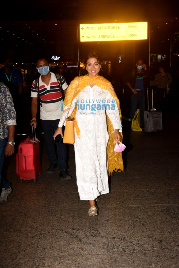 photos shriya saran giorgia andriani and sonu sood snapped at the airport 4