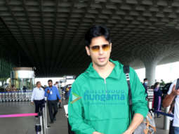 Photos: Sidharth Malhotra, Tusshar Kapoor and Vidyut Jammwal snapped at the airport