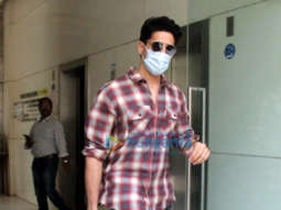Photos: Sidharth Malhotra spotted in Santacruz
